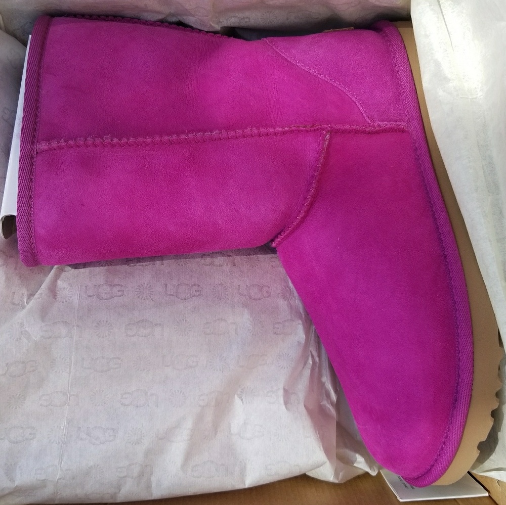 W Classic SHORT UGGS SIZE 9